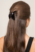 Mujer mostrando su Cabello con Brillo. 