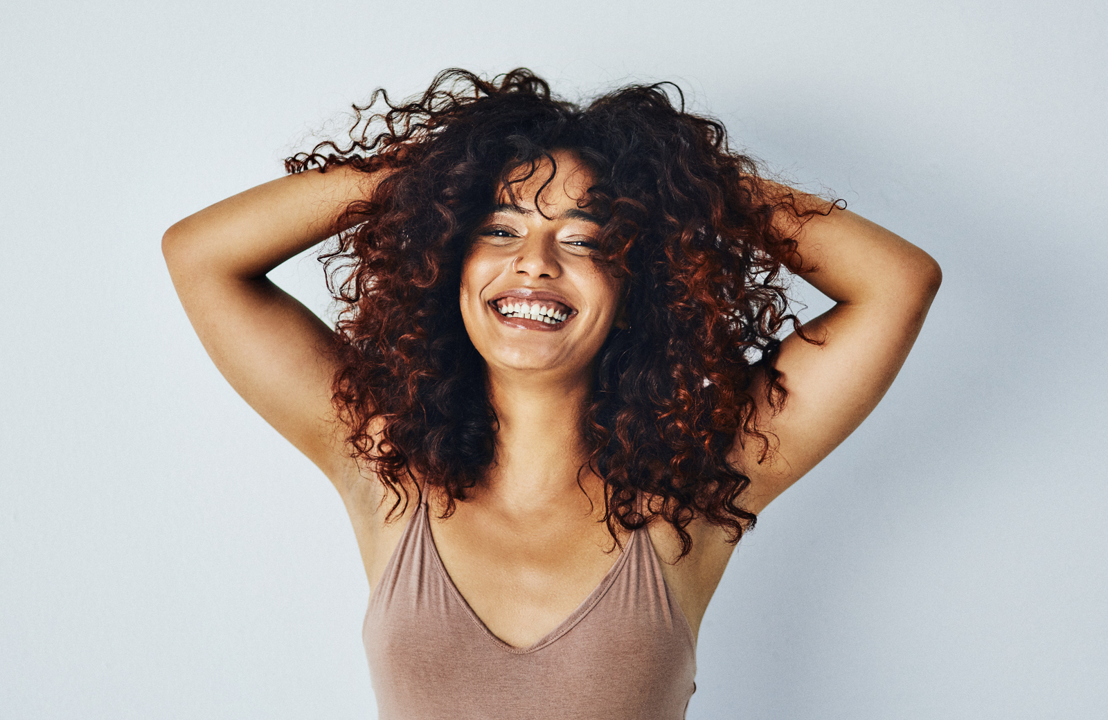 Mujer mostrando su-cabello Rizado