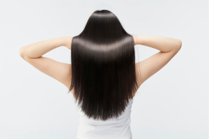 Mujer-mostrando-un-cabello super-hidratado