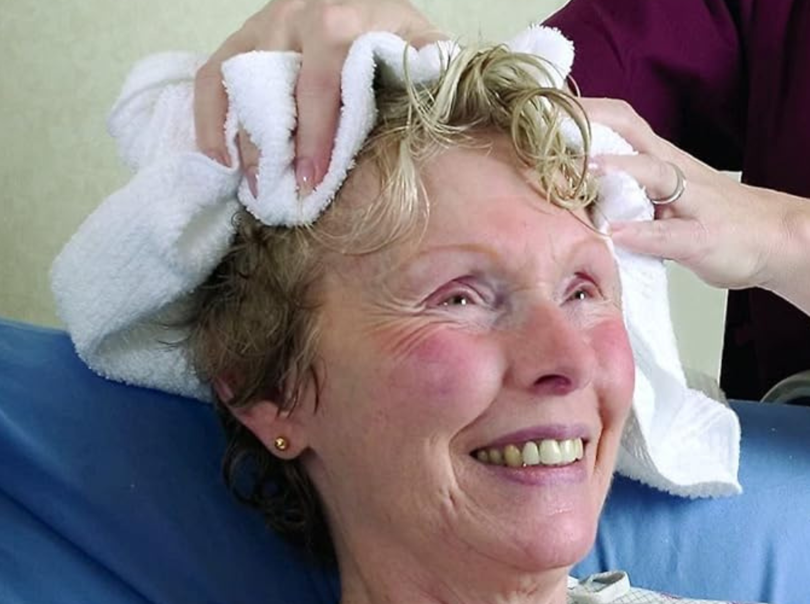 Mujer limpiándose el cabello sin enjuagarlo
