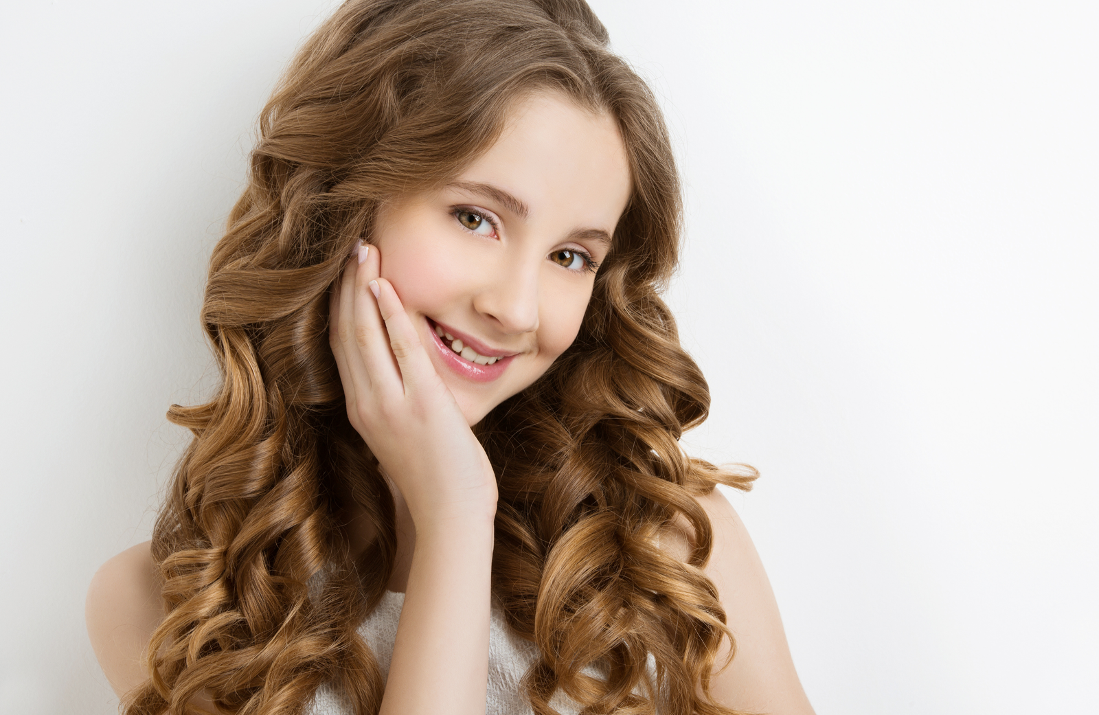 mujer-mostrando-cabello-sano